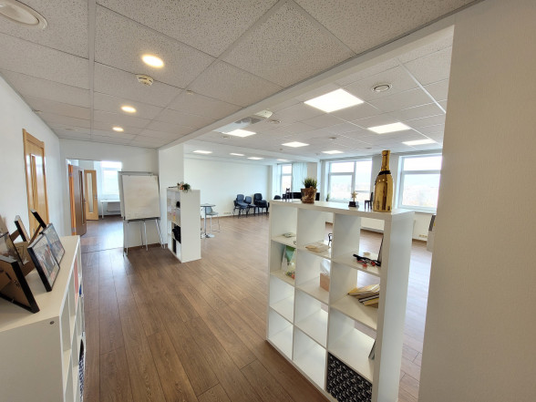  Office 161.00 m² 